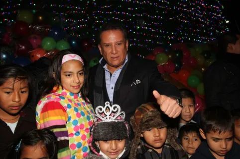 Rector de la BUAP enciende árbol de Navidad en el CCU