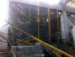 Se derrumba estructura en DF; muere al menos un trabajador