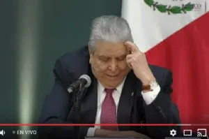 En firma de pacto, líder obrero luce reloj de medio millón