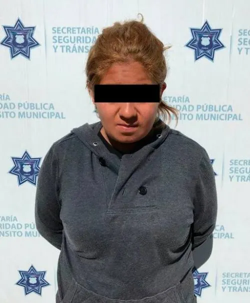 Detiene policia municipal de puebla a una mujer probable asaltante