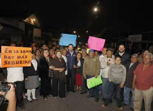 Luis Banck y vecinos constataron las mejoras del alumbrado público en La Loma