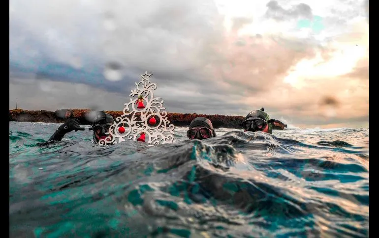 Buzos se preparan para colocar un ornamento navideÃ±o en el lecho marino, junto a la costa de TrÃ­poli, LÃ­bano. AFP/I. Chalhoub