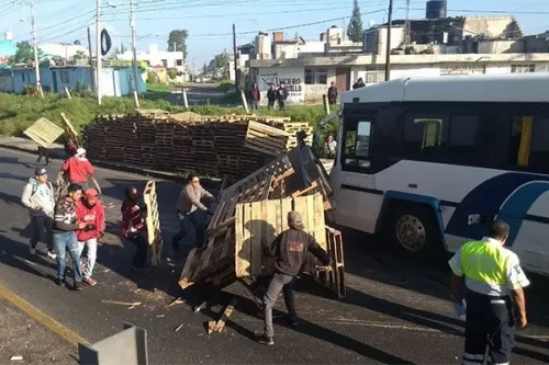 Se registra volcadura en la autopista México-Puebla