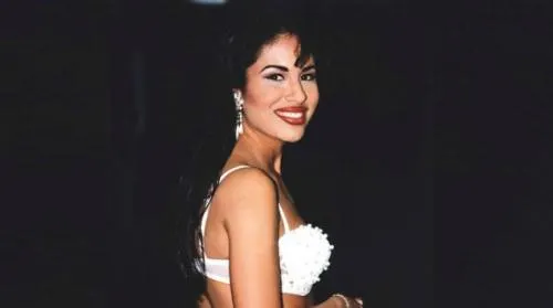 Filtran foto del funeral de Selena Quintanilla