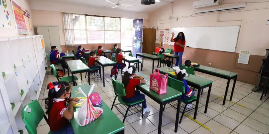 Nuevo León prohíbe reuniones sociales; niños vuelven a clases presenciales