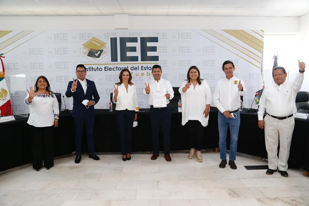 Eduardo Rivera se registra ante el IEE como candidato de Va por Puebla a la alcaldía