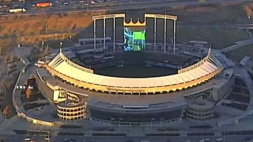 Un helicóptero capta a un grupo jugando a Mario Kart en la pantalla gigante de un estadio de béisbol