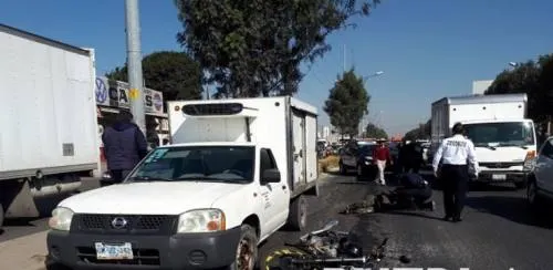 Motociclista derrapa y choca contra una camioneta en la carretera a Tlaxcala