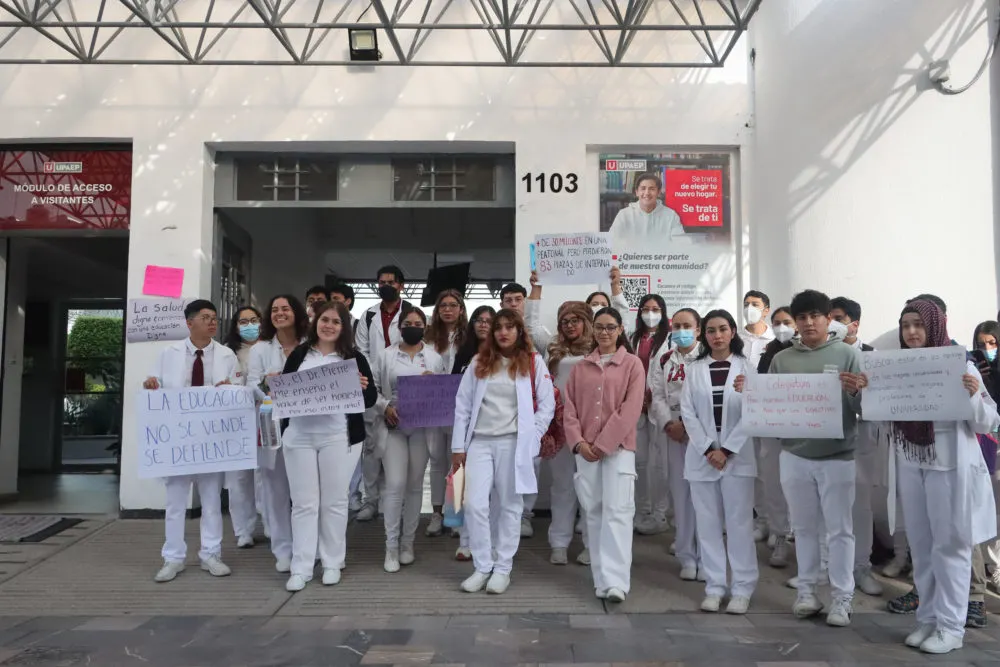 Estudiantes de Medicina de la UPAEP se manifiestan contra despido de docentes y cambios en evaluaciones