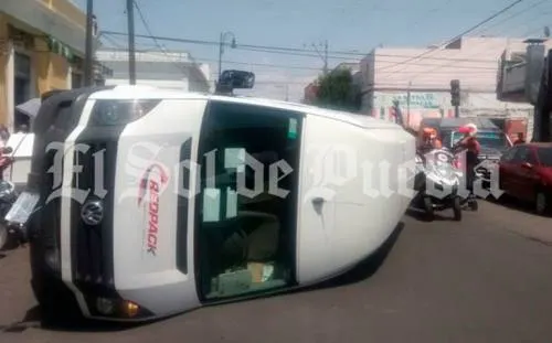 Se vuelca camioneta de paquetería en pleno Centro Histórico