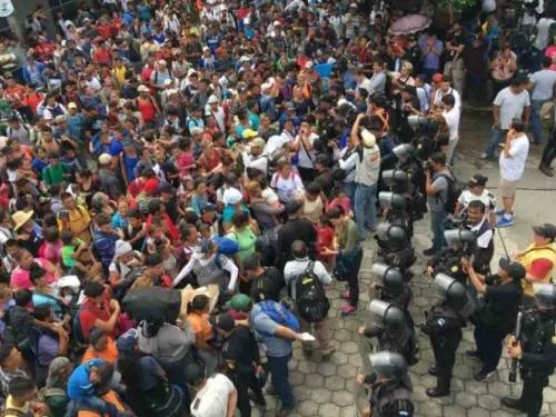 México no ha podido detener caravana, dice Trump y declara emergencia nacional