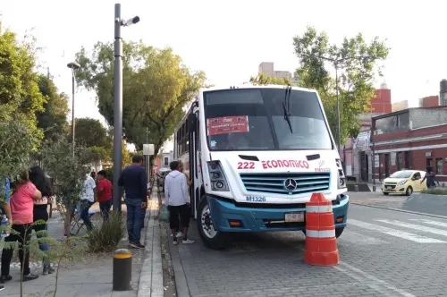 Atracan a dos personas en paradero de transporte; una era estudiante de la BUAP