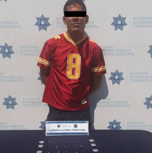 Arrestan elementos de la SSPTM a probable narcomenudista en San Bartolo