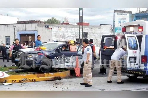 Policías estatales chocan contra un carro particular y salen lesionados