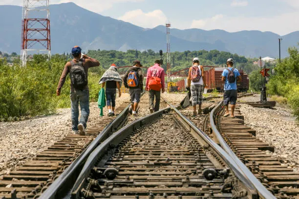 Juez en Texas bloquea programa migratorio de Biden para cónyuges inmigrantes