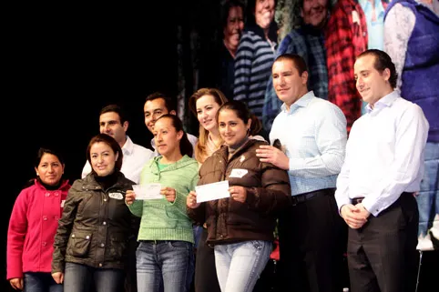 Más créditos a la palabra de la mujer, entregan RMV y MEAMV