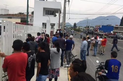Frustran linchamiento de 3 hombres en Acajete; habitantes queman patrullas