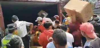 Rapiña de electrodomésticos tras volcadura de tráiler en Arco Norte