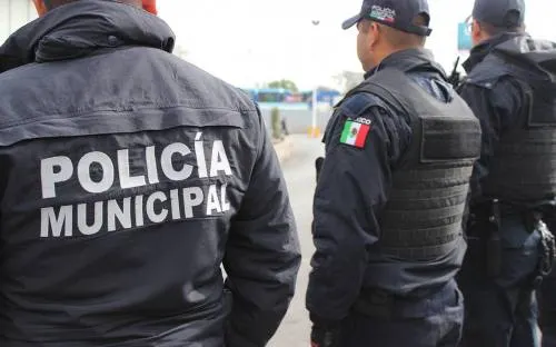 Pobladores de Tlacomulco mantienen retenidos a policías; exigen que no se libere a delincuente