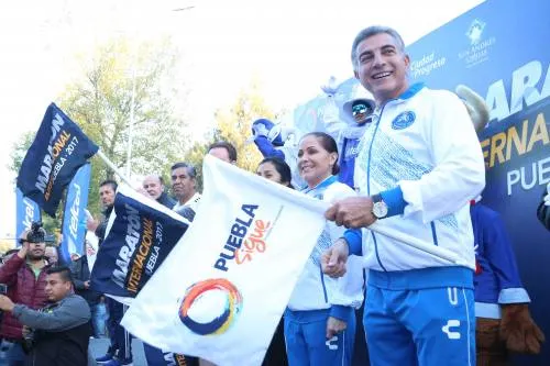 Tony Gali da banderazo de salida al Maratón Internacional Puebla