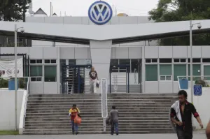Obreros de VW se van de vacaciones en total incertidumbre