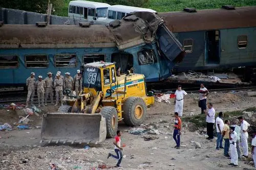 Aumentan a 41 los muertos por choque de trenes en Egipto
