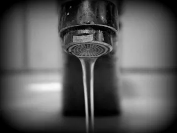 En muestreo, detectan uranio en agua potable de EE.UU.