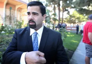 Alcalde de California muere tras ser baleado en su casa