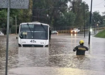 Poco más de 20 pasajeros quedaron atrapados en unidad de la ruta 45-A por inundación en el bulevar Vicente Suárez