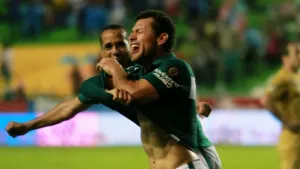 León hunde más a Pumas; Trejo se aferra al banquillo universitario