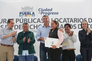 Tony Gali cumple a los poblanos con escrituras y certificados de derechos urbanos