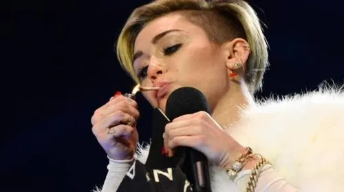 Miley Cyrus regresa sorprende a sus fans fumando marihuana (FOTO)