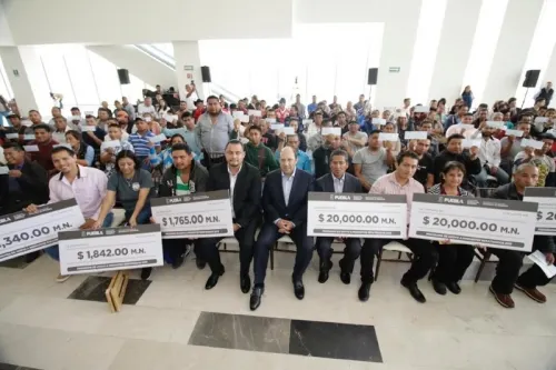 Entrega Manzanilla apoyos económicos a migrantes poblanos para emprender proyectos productivos