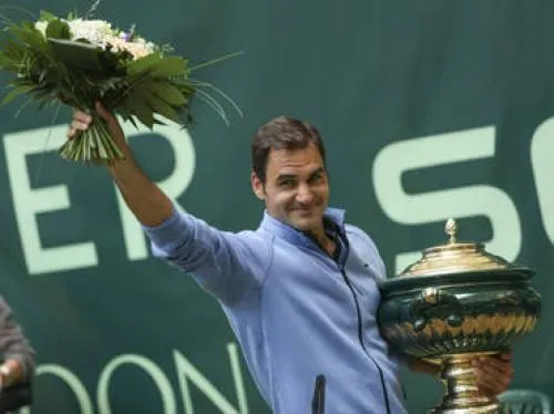 Federer barre a Zverev en la final de Halle
