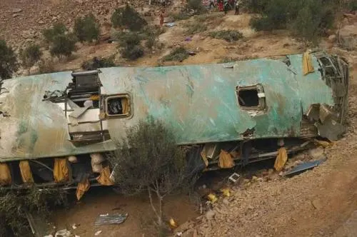 Suman 36 muertos por accidente de autobús en Perú