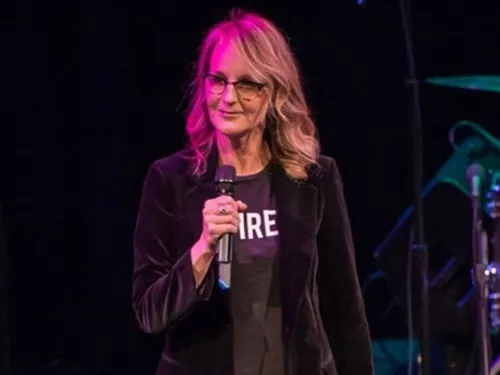Hospitalizan a Helen Hunt tras volcar su camioneta por choque