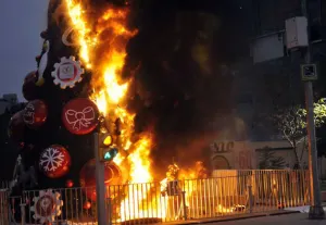 Detienen a tres personas por quema de árbol de Navidad