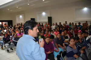 Padres de familia exhiben autoritarismo de presidente San Pedro