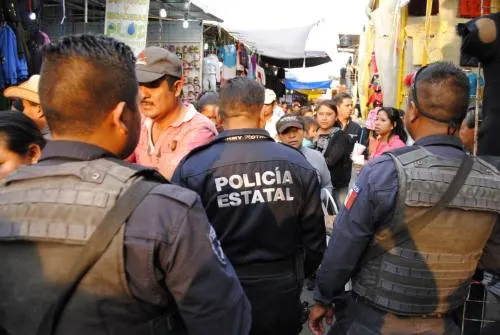 Policías Estatales refuerzan la seguridad en el tianguis de San Martín Texmelucan