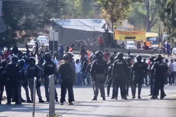 Franeleros de la 28 de Octubre se enfrentan con policías en inmediaciones de la Feria de Puebla