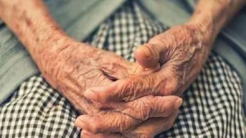 Abuelita es detenida por matar a ladrón que golpeaba a su esposo en Argentina