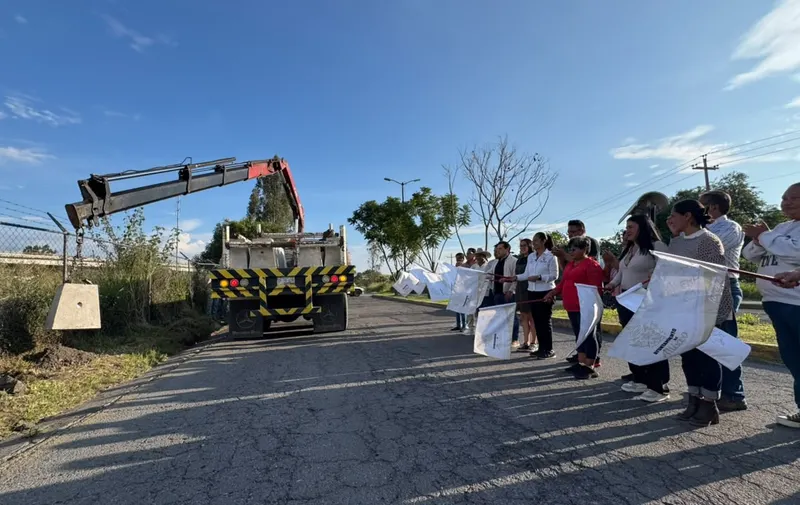Atlixco se ilumina con nuevos puntos de luz; Ariadna Ayala pone en marcha obra de alumbrado