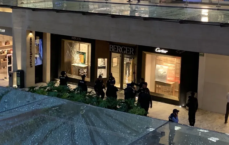 Sujetos roban joyería de Plaza Antara