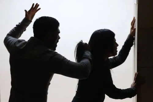 Esposo golpea a su mujer en la colonia El Carmen