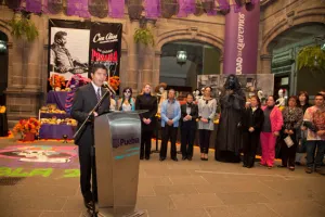 Eduardo Rivera inaugura Altar dedicado a José Guadalupe Posada en Palacio Municipal