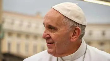 El papa Francisco mejora: ya no está en peligro inminente, pero sigue hospitalizado