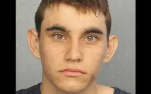 Acusan de 17 cargos de asesinato a agresor en escuela de Florida