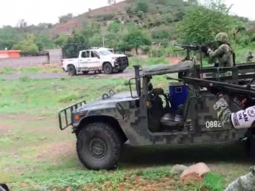 Fuerzas federales se enfrentan con grupo armado en Aguililla, Michoacán