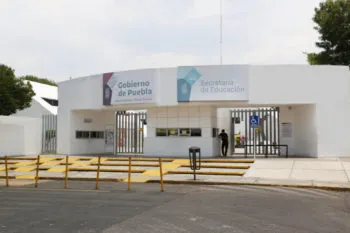 Docentes SNTE de las secciones 23 y 51 protestan por acoso laboral en las instalaciones de SEP Puebla 