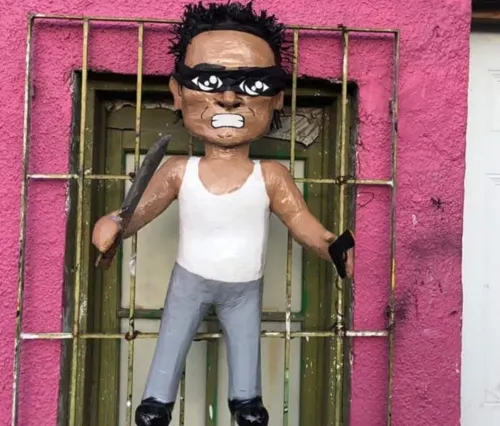 Crean piñata de asaltante; te enseñan cómo romperla
